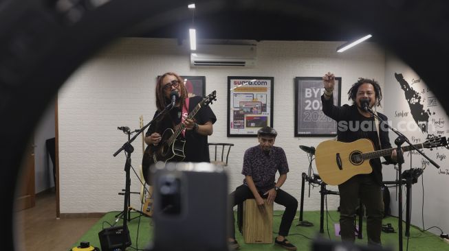 Coconut Treez Band tampil dalam acara Syukuran Tahunan Suara.com di Kantor Redaksi Suara.com, Kuningan, Jakarta, Kamis (30/12/2021). [Suara.com/Angga Budhiyanto]