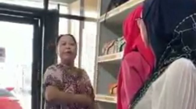 Viral Wanita Ngaku Istri Kajari Tebing Ngamuk di Toko Sepatu