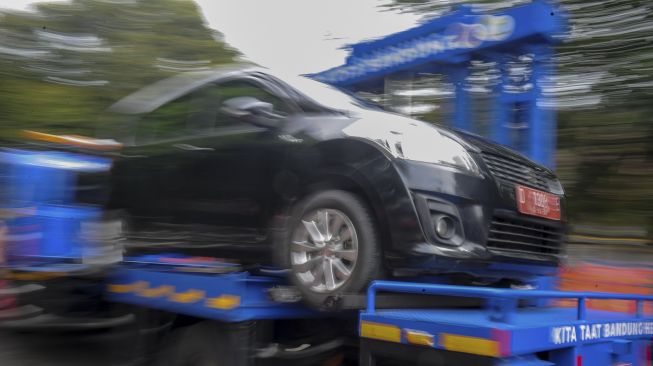 Petugas Dinas Perhubungan mengoperasikan mobil derek hidrolik otomatis setelah diresmikan di Bandung, Jawa Barat, Kamis (30/12/2021). [ANTARA FOTO/Raisan Al Farisi]