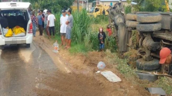 Tak Kuat Nanjak, Tronton di Tuban Auto Mundur Lalu Libas Kendaraan di Belakangnya, 2 Tewas