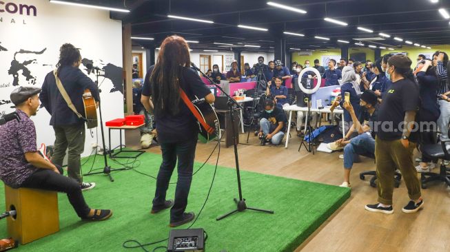 Aksi panggung Band Coconut Treez saat tampil di kantor redaksi Suara.com di Kuningan, Jakarta Selatan, Kamis (30/12/2021). [Suara.com/Alfian Winanto]