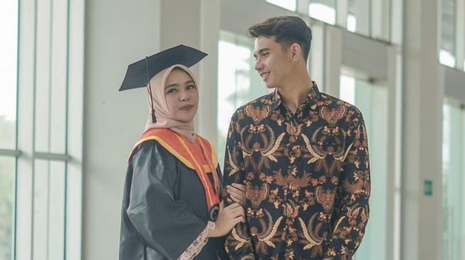 Potret Nadeo Argawinata bareng Istri (Instagram/@destiarasarii)