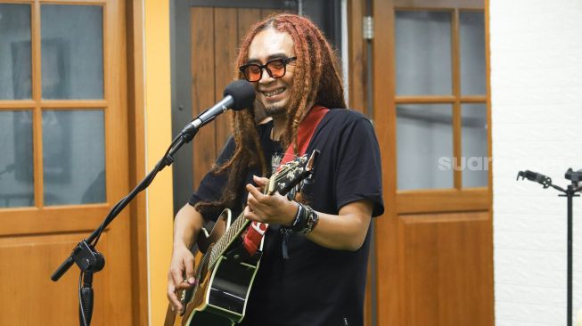 Aksi panggung Band Coconut Treez saat tampil di kantor redaksi Suara.com di Kuningan, Jakarta Selatan, Kamis (30/12/2021). [Suara.com/Alfian Winanto]