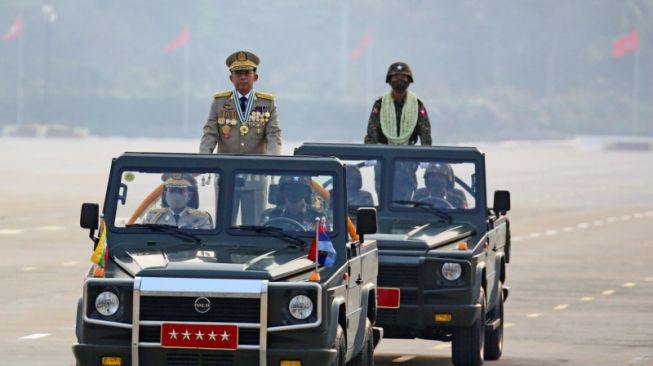 Kepala junta Myanmar Jenderal Senior Min Aung Hlaing, yang menggulingkan pemerintah terpilih dalam kudeta pada 1 Februari, memimpin parade militer pada Hari Angkatan Bersenjata di Naypyitaw, Myanmar, Sabtu (27/3/2021). [Dok.Antara]