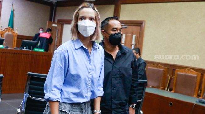 Actress Nia Ramadhani and her husband, Ardi Bakrie, during a trial in the drug case that ensnared her at the Central Jakarta District Court, Thursday (12/23/2021). [Suara.com/Alfian Winanto]