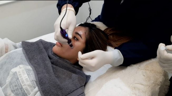 Selebgram Sisca Dmelia menjalani perawatan Crazy Rich Treatment dari Klinik Dermapro Jakarta. [dokumentasi pribadi]