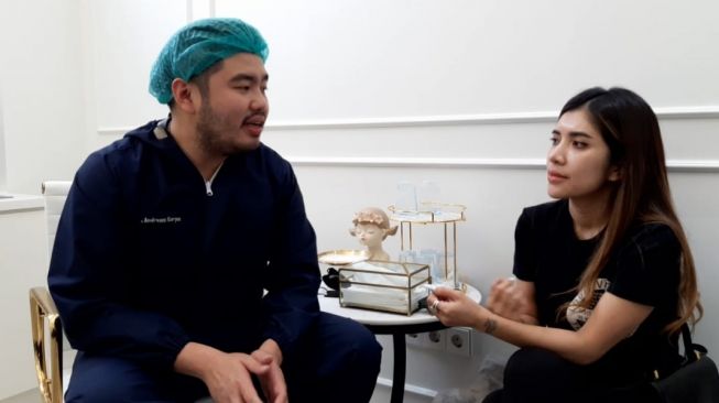 Selebgram Sisca Dmelia berbincang dengan dr Andreas Surya usai menjalani perawatan Crazy Rich Treatment dari Klinik Dermapro Jakarta. [dokumentasi pribadi]