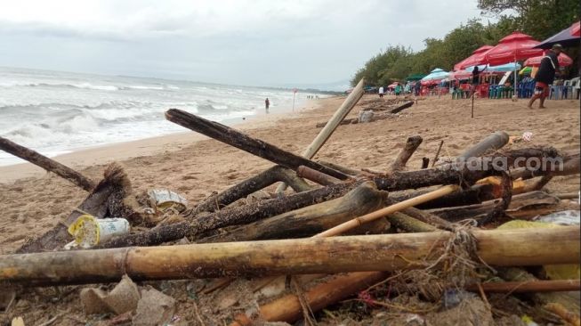 Wisatawan Keluhkan Sampah Musiman yang Menumpuk di Pantai Kuta