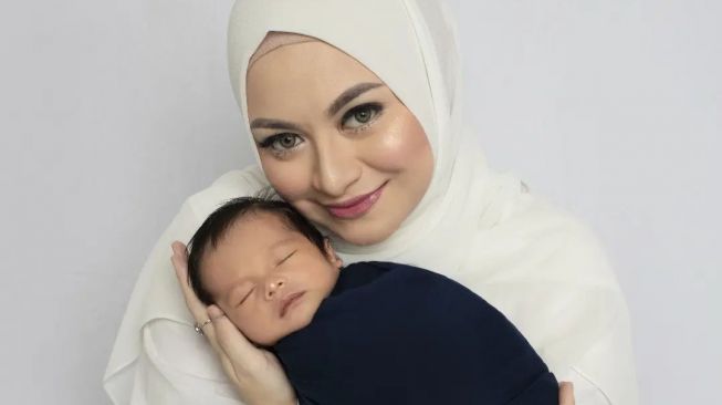 Nathalie Holscher Kurban Sapi Hanya dengan Anak Tanpa Sule, Netizen: Suaminya Enggak Nyariin?