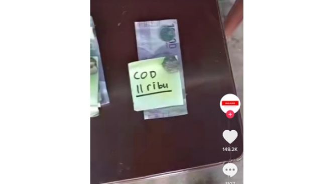 Viral Aksi Pembeli Tinggalkan Uang Paket untuk Kurir di Teras, 'COD Kejujuran'