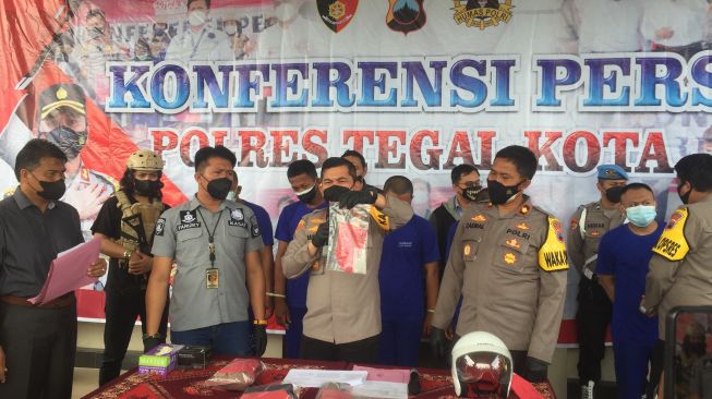 Kapolres Tegal Kota Tegal AKBP Rahmad Hidayat menunjukkan barang bukti teh pelangsing digunakan untuk menggugurkan kandungan saat konferensi pers di Mapolres setempat, Kamis (30/12/2021).‎ [Suara.com/F Firdaus]