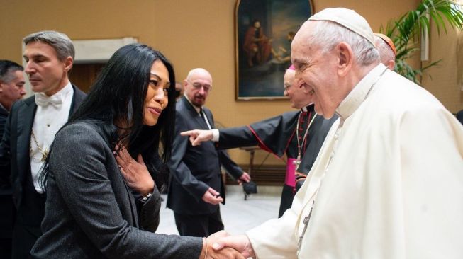 Nyanyi Malam Kudus di Vatikan, Anggun Kagum Salaman dengan Paus Fransiskus