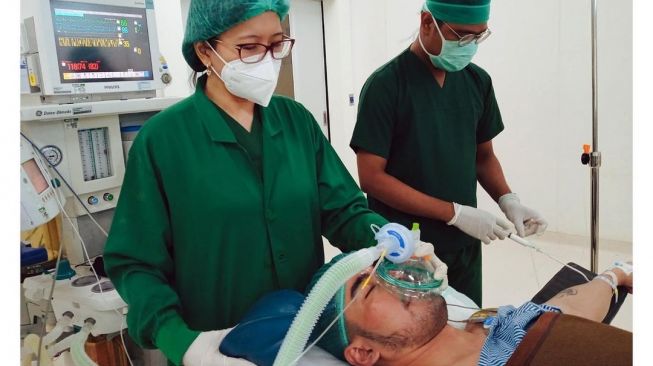 Robby Purba sebelum dan saat menjalani operasi tumor payudara di sebuah rumah sakit di Jakarta. [Instagram]