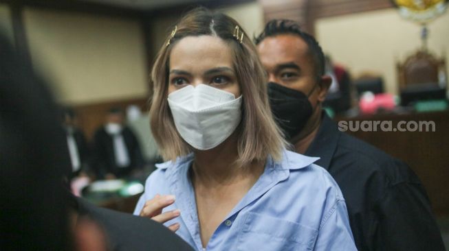 Aktris Nia Ramadhani usai menjalani sidang kasus narkoba yang menjeratnya di Pengadilan Negeri Jakarta Pusat, Kamis (30/12/2021). [Suara.com/Alfian Winanto]
