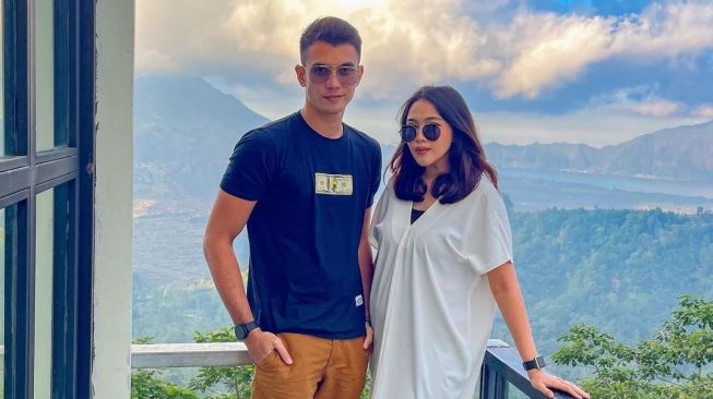 Potret Nadeo Argawinata bareng Istri (Instagram/@destiarasarii)