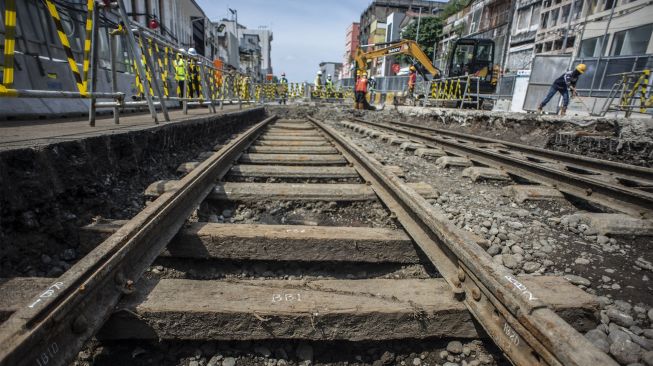 Pekerja melakukan penggalian di dekat jalur rel kereta trem yang ditemukan di lokasi pembangunan MRT Jakarta fase 2A paket kontrak atau CP 203 Glodok-Kota, Jakarta, Rabu (29/12/2021). [ANTARA FOTO/Aprillio Akbar]