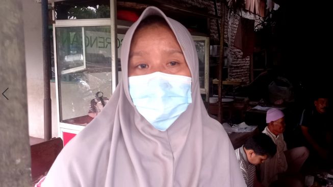 Janda 4 anak bernama Mila Kusuma asal Teluknaga, Kabupaten Tangerang nekat jual ginjal, Kamis (30/12/2021). [Suara.com/Muhammad Jehan Nurhakim]