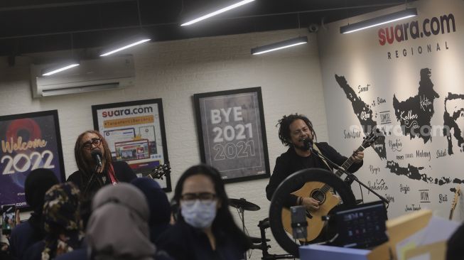 Coconut Treez Band tampil dalam acara Syukuran Tahunan Suara.com di Kantor Redaksi Suara.com, Kuningan, Jakarta, Kamis (30/12/2021). [Suara.com/Angga Budhiyanto] 