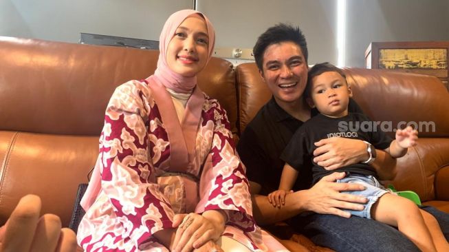 Baim Wong dan Kiano Tiger Wong bersama Sally Giovanny, founder The Keranjang. [Yuliani/Suara.com]