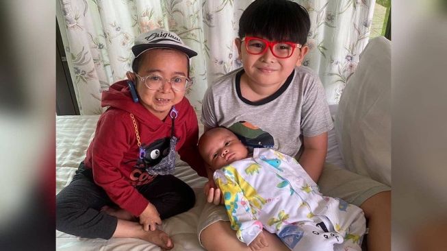 Potret Daus Mini Momong Anak (instagram/@dausminiasli)