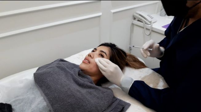 Selebgram Sisca Dmelia menjalani perawatan Crazy Rich Treatment dari Klinik Dermapro Jakarta. [dokumentasi pribadi]