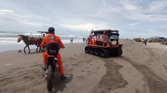 Dua Wisatawan Terseret Ombak Pantai Parangtritis, Satu Hilang