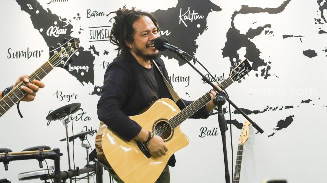 Aksi panggung Band Coconut Treez saat tampil di kantor redaksi Suara.com di Kuningan, Jakarta Selatan, Kamis (30/12/2021). [Suara.com/Alfian Winanto]