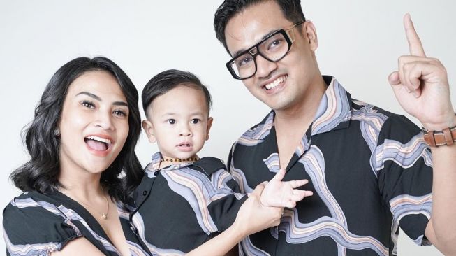 Ulang Tahun Pernikahan Vanessa Angel - Bibi Ardiansyah, Keluarga Baca Yasin Bersama-sama