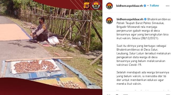 Polisi jaga gabah milik warga yang akan divaksin (instagram)