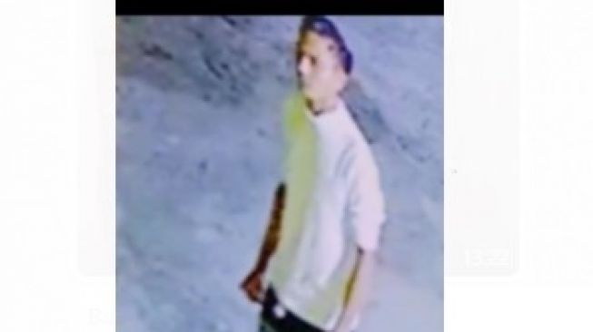 Terduga pembunuh imam masjid Al Ikhwan Kabupaten Luwu terekam kamera CCTV, Jumat 31 Desember 2021 [SuaraSulsel.id/Istimewa]