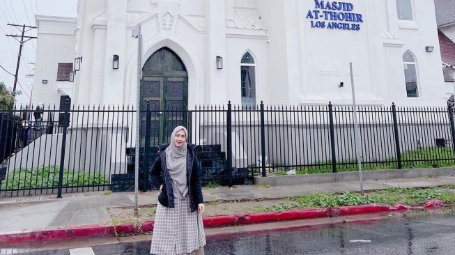 Potret Oki Setiana Dewi di Los Angeles. [Instagram/@okisetianadewi]