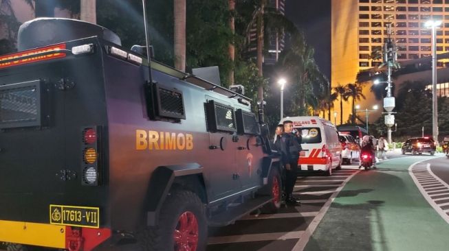 Suasana di Jalan MH Thamrin saat malam Tahun Baru, Jumat (31/12/2021). (Suara.com/Hyoga Dewa Murti)