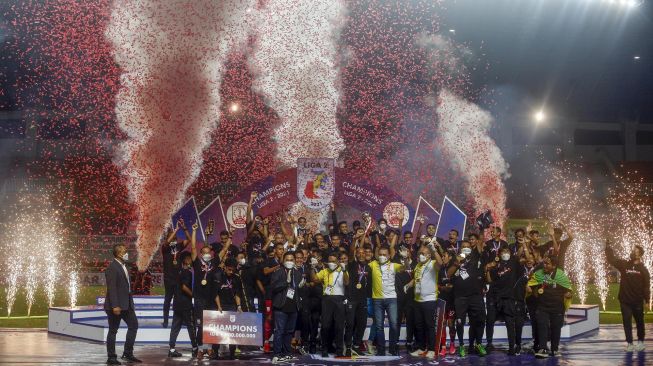 Sejumlah pesepak bola Persis Solo mengangkat piala usai menjuarai Liga 2 dalam laga Final Liga 2 di Stadion Pakansari, Cibinong, Kabupaten Bogor, Jawa Barat, Kamis (30/12/2021).  ANTARA FOTO/Yulius Satria Wijaya