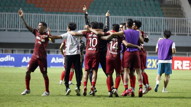 Sejumlah pesepak bola Persis Solo mengangkat piala usai menjuarai Liga 2 dalam laga Final Liga 2 di Stadion Pakansari, Cibinong, Kabupaten Bogor, Jawa Barat, Kamis (30/12/2021).  ANTARA FOTO/Yulius Satria Wijaya