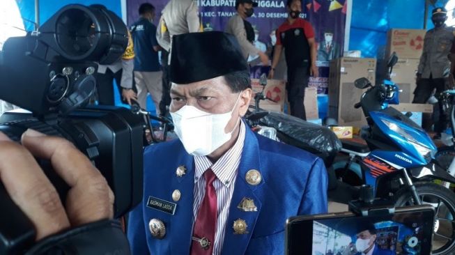 Bupati Donggala Kasman Lassa memberikan keterangan kepada wartawan saat acara "Gebyar Vaksinasi Berhadiah" dilaksanakan di Desa Wani I, Kabupaten Donggala, Kamis (30/12/2021) sore (ANTARA/Muhammad Hajiji)