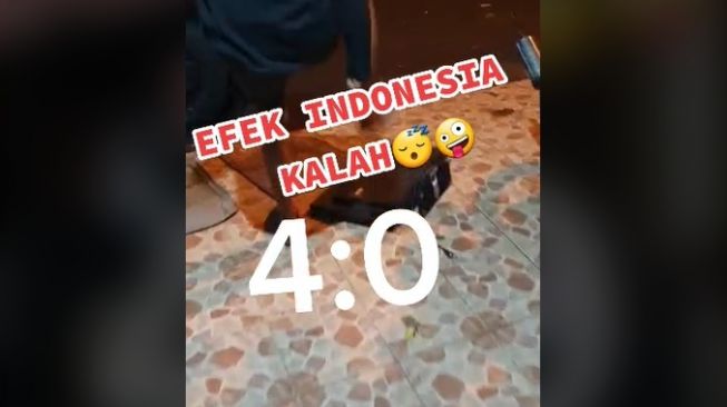 Aksi pria banting tv usai Indonesia kalah 0-4 dari Thailand (tiktok)