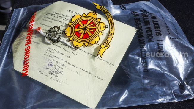 Barang bukti berupa pakaian dalam milik Aktris Cassandra Angelie ditampilkan saat rilis kasus prostitusi online di Polda Metro Jaya, Jakarta Selatan, Jumat (31/12/2021). [Suara.com/Alfian Winanto]