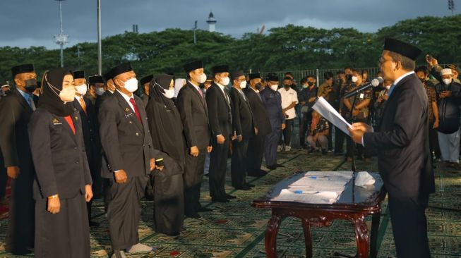 Wali Kota Makassar Danny Lantik 467 Pejabat di Tengah Hujan Deras