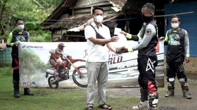 Puluhan pecinta Honda CRF150L jelajahi jalur Dekso, Kulon Progo. (Dok. Honda)