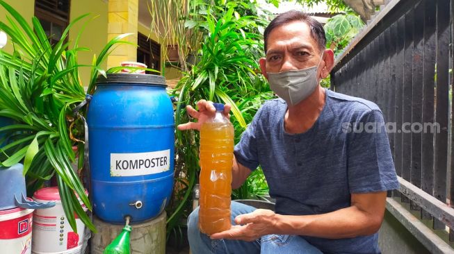 Eco-enzyme sebagai pupuk cair sampai materi pembersih yang dibuat sendiri oleh warga KBA RW06 Kebon Jeruk [Suara.com/CNR ukirsari].