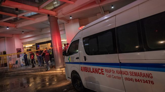 Suasana gedung instalasi Kasuari pascakebakaran di RSUP dr Kariadi Semarang, Jawa Tengah, Kamis (30/12/2021) malam.  ANTARA FOTO/Aji Styawan