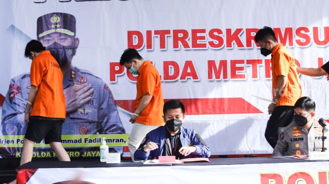 Kepolisian menghadirkan tiga orang mucikari saat rilis kasus prostitusi online yang melibatkan Aktris Cassandra Angelie di Polda Metro Jaya, Jakarta Selatan, Jumat (31/12/2021). [Suara.com/Alfian Winanto]