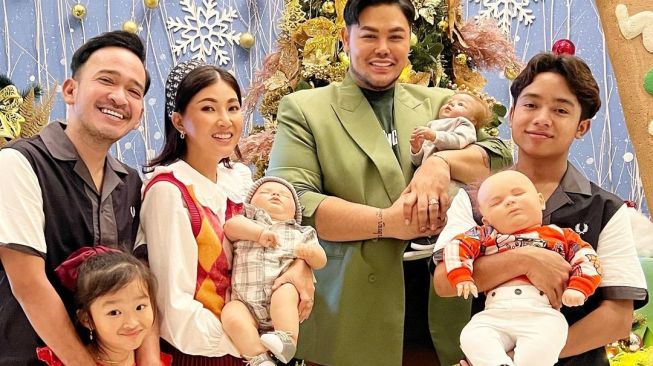 Ivan Gunawan with his two "dolls" and the family of Roben Onsu. [Instagram]
