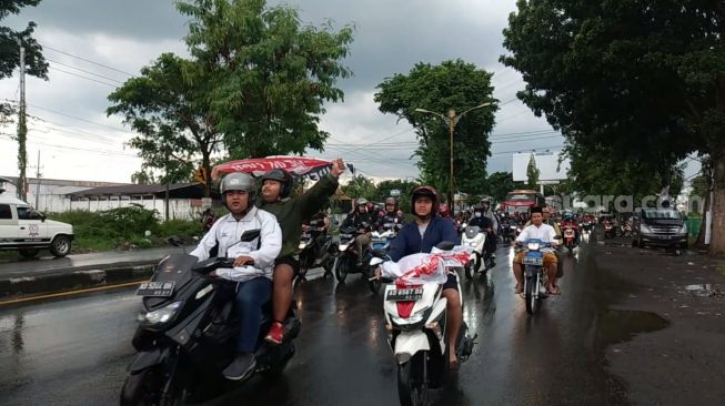 Full Senyum! Ribuan Suporter Tumpah Ruah Sambut Kedatangan Persis Solo