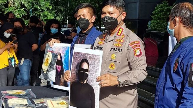 Polisi menunjukkan foto Cassandra Angelie yang terlibat prostitusi online di Polda Metro Jaya, Jumat (31/12/2021). [ANTARA]