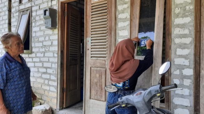 Pemasangan Nomor Rumah Warga di Dusun Tepanas oleh Mahasiswa KKNT UTM