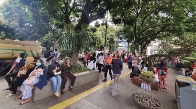 Alun-alun Bandung Tetap Diserbu Warga Meski Ditutup