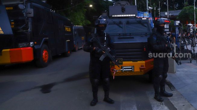 Personel Kepolisian berjaga di kawasan Bundaran HI, Jakarta Pusat, Jumat (31/12/2021). [Suara.com/Alfian Winanto]