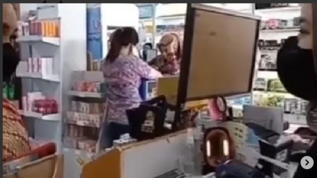 Viral Pengunjung Swalayan Sewot Uang Kembalian Diganti Permen, Besok Belinya Pakai Permen
