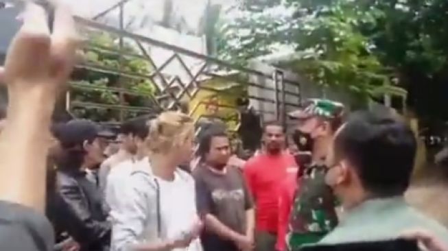 bahar bin smit berdebat dengan jenderal bintang satu TNI AD. [lelaki sunyi / Twitter]